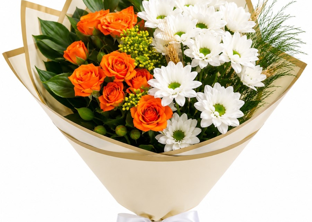 orange roses and daisy